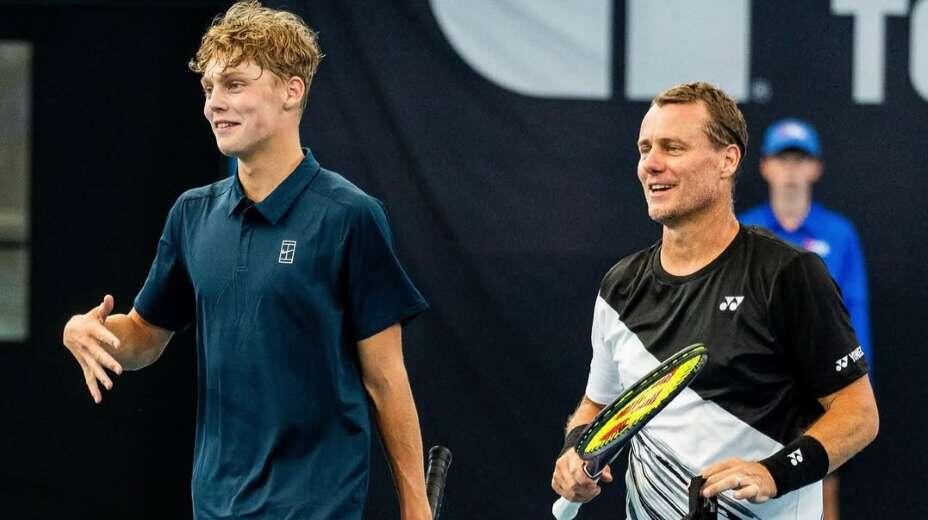    44-летний Ллейтон Хьюитт через пять лет после завершения карьеры вновь вышел на корт, чтобы сыграть в парном разряде со своим 16-летним сыном Крузом на турнире АТП в Сиднее. Фото: Соцсети Ллейтона Хьютта