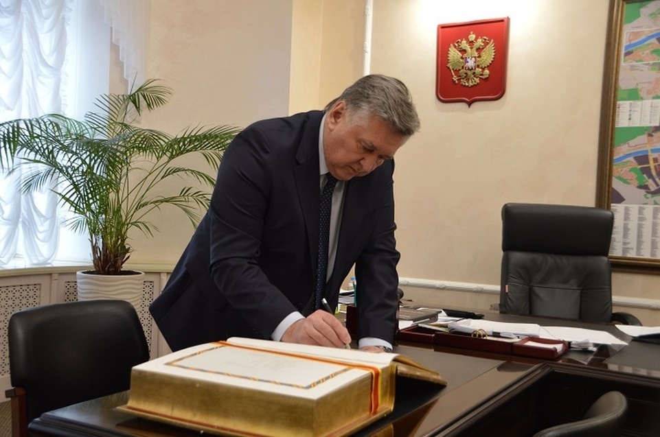    Глава города Алексей Огоньков ставит подпись в Золотой книге. Фото: администрация Твери