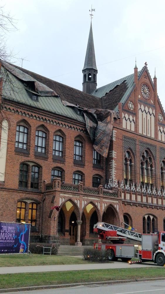 Поврежденная в результате бури крыша здания Академии художеств в Риге © соцсети