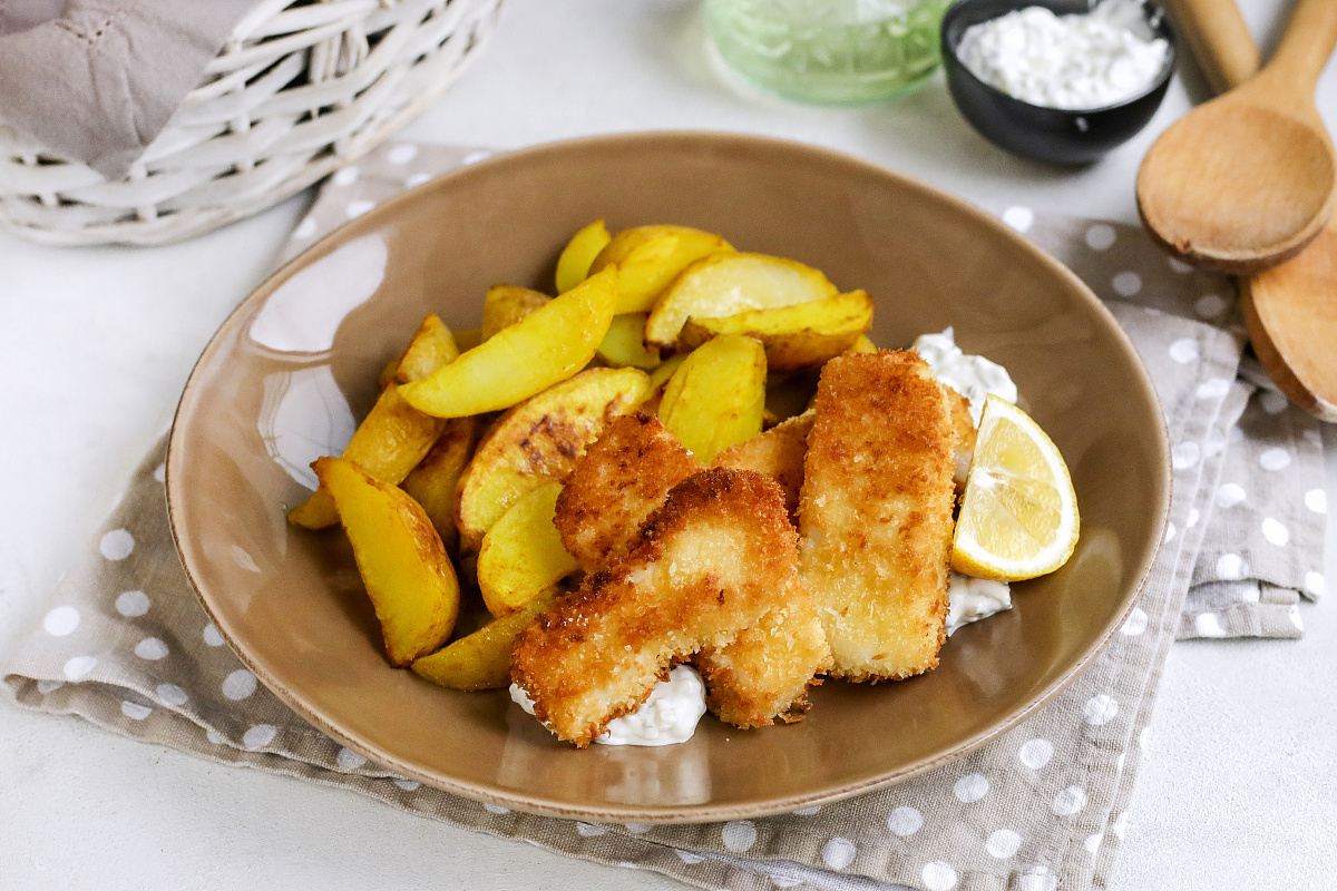 Хрустящие наггетсы из белой рыбы в сухарях Панко с золотистым картофелем по-деревенски и соусом Тартар
