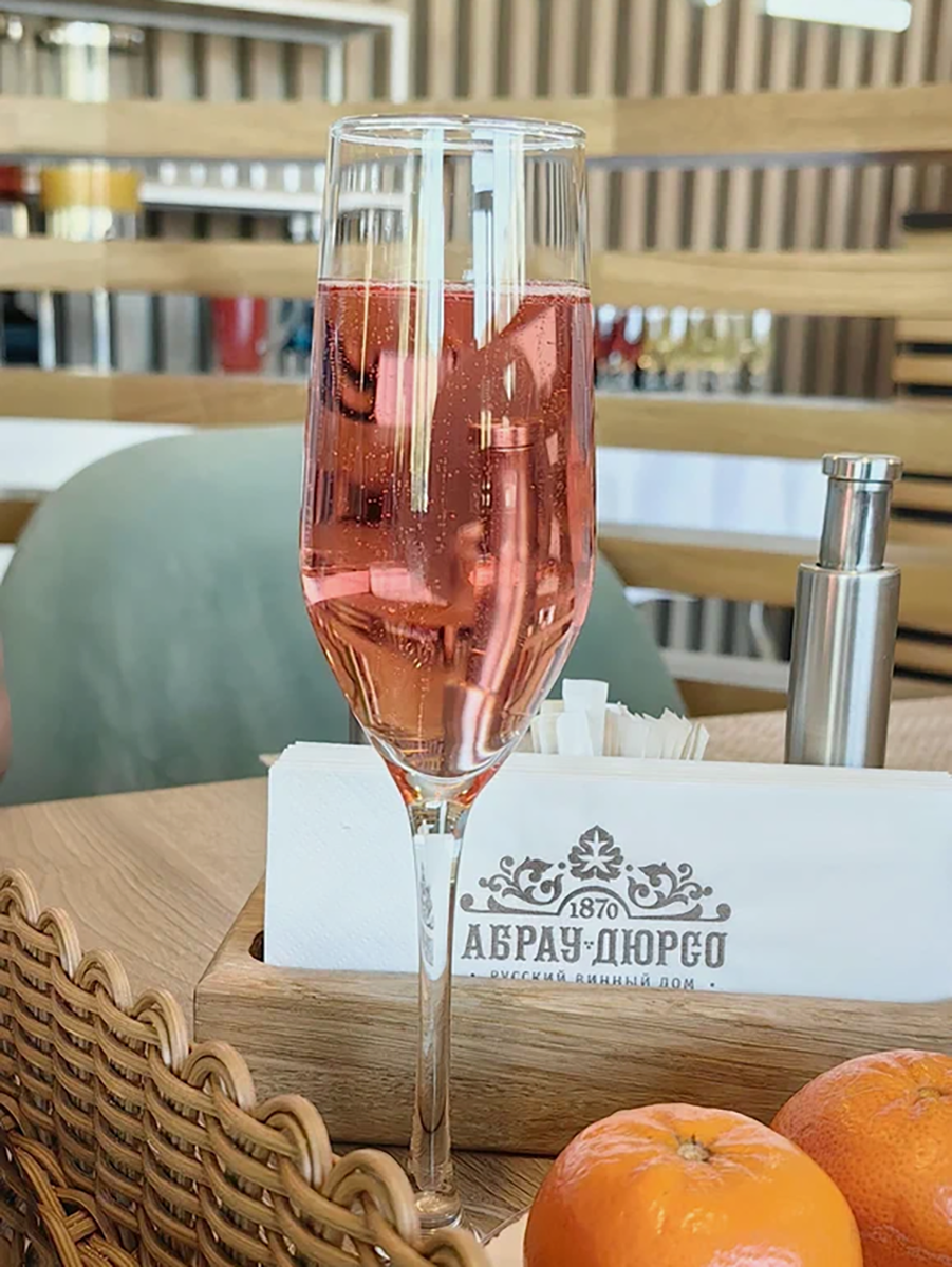 Бокал фирменного игристого от «Абрау-Дюрсо» — визитная карточка региона. Уже полтора века Русский винный дом создаёт шампанское по технологиям, которые сохранились со времён Российской империи. Фото: Алина Алина / Яндекс Карты