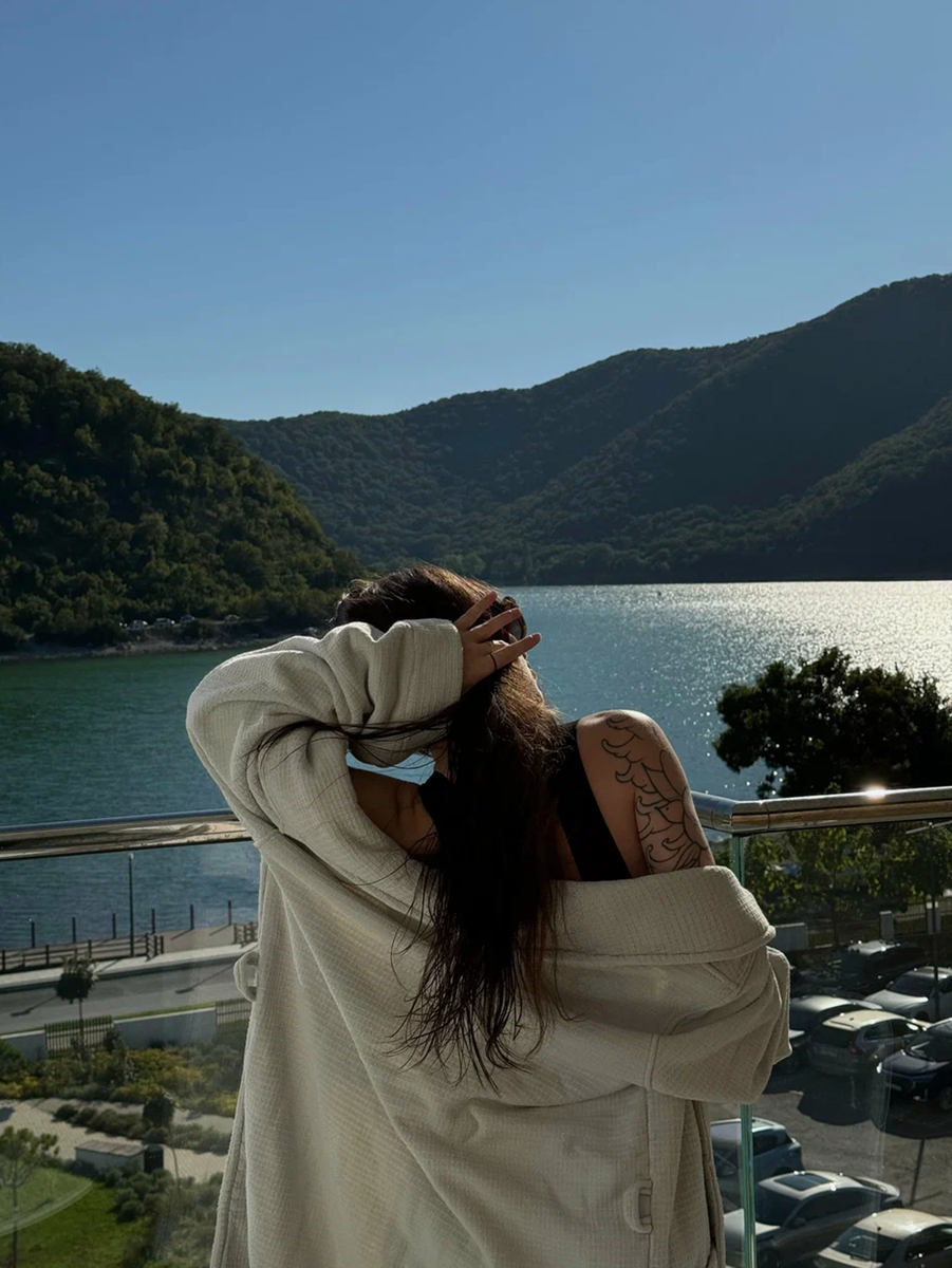 Отель предлагает 111 комфортабельных номеров. Окна выходят на горы и озеро. Фото: Майя / Яндекс Карты