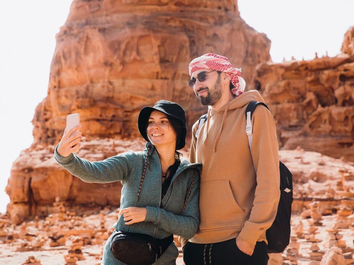    Молодая пара в красной пустыне в Иордании | © iStock.com / Anastasiia Shavshyna