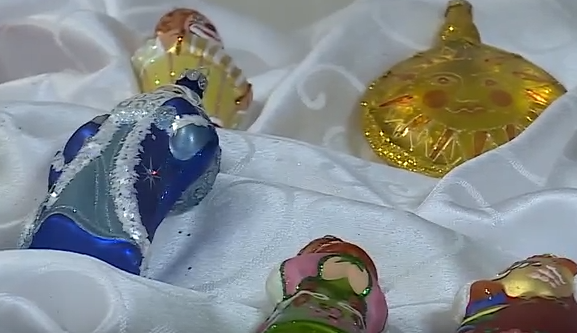     В Красноярске открылась выставка старых ёлочных игрушек