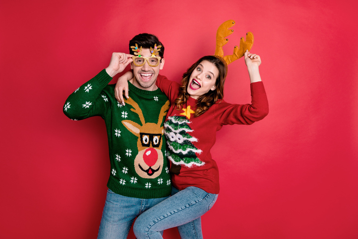 На праздничной одежде изображают оленей, рождественскую ель с огоньками, игрушки и узоры. Многие покупают такие свитеры в ноябре, а кто-то вяжет их вручную и вкладывает всю душу в каждый стежок. Фото: Shuttrestock