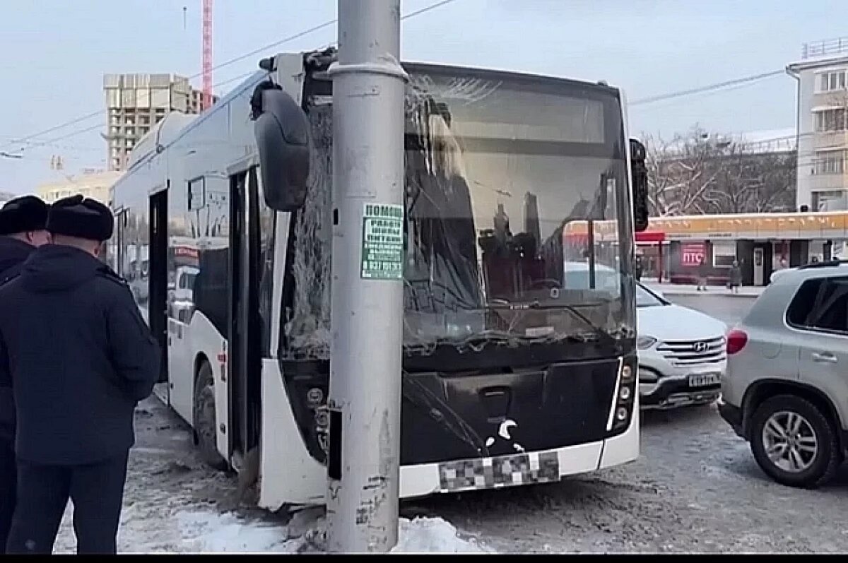    В Уфе автобус столкнулся с иномаркой, есть пострадавшие