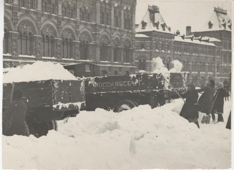 Очистка снега на Красной площади.