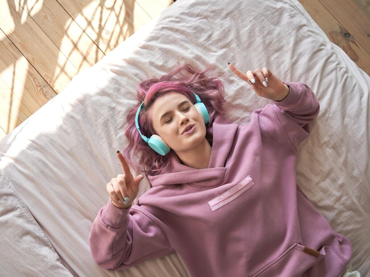    Девочка-подросток слушает музыку у себя в комнате | © iStock.com / insta_photos