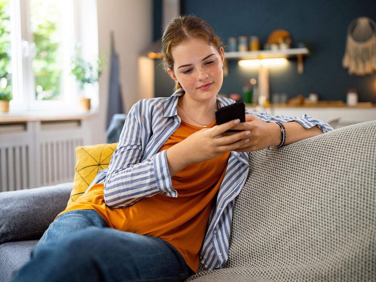    Девочка-подросток с мобильным телефоном | © iStock.com / Nadija Pavlovic