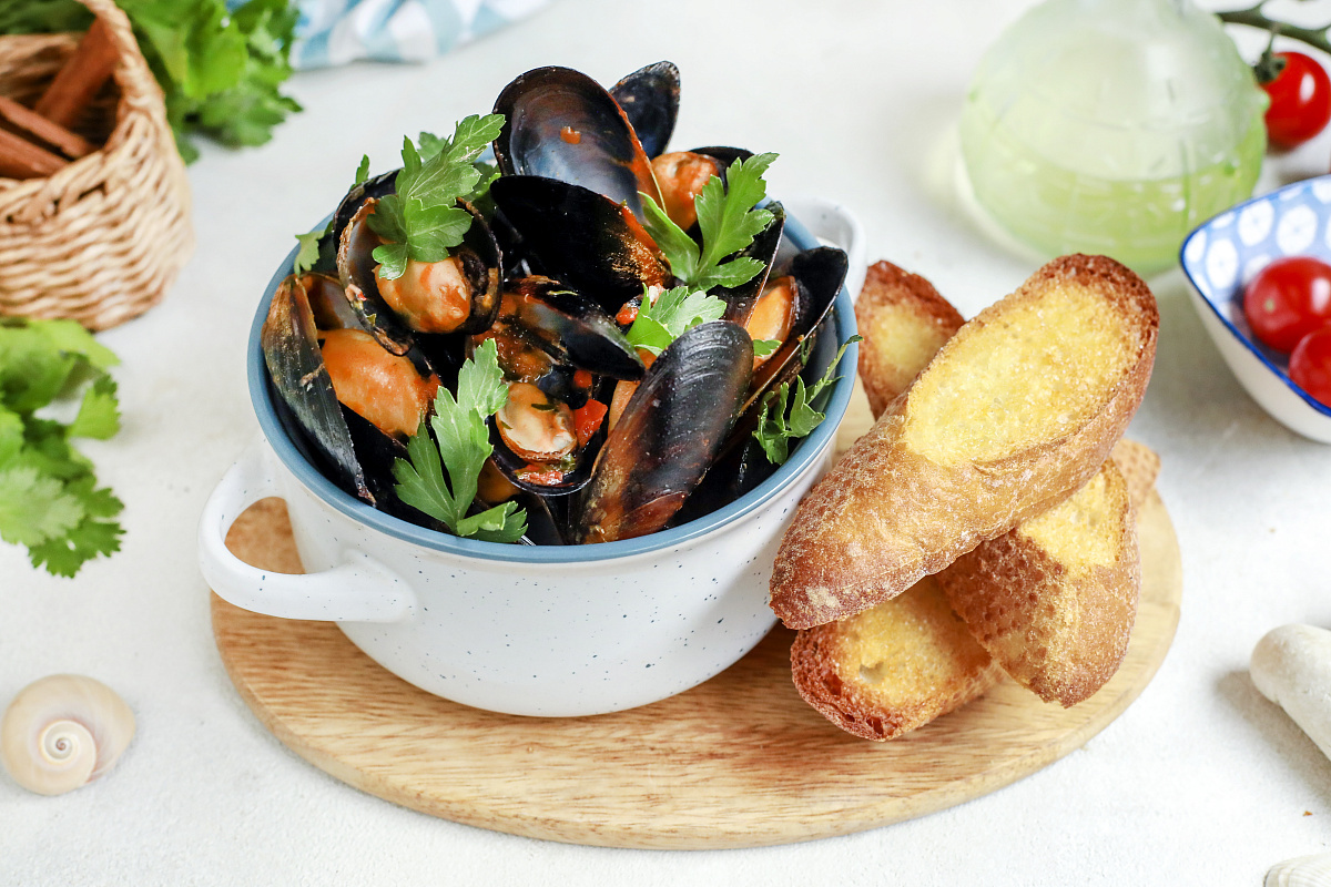 Морепродукты в соусе Том Ям с гренками