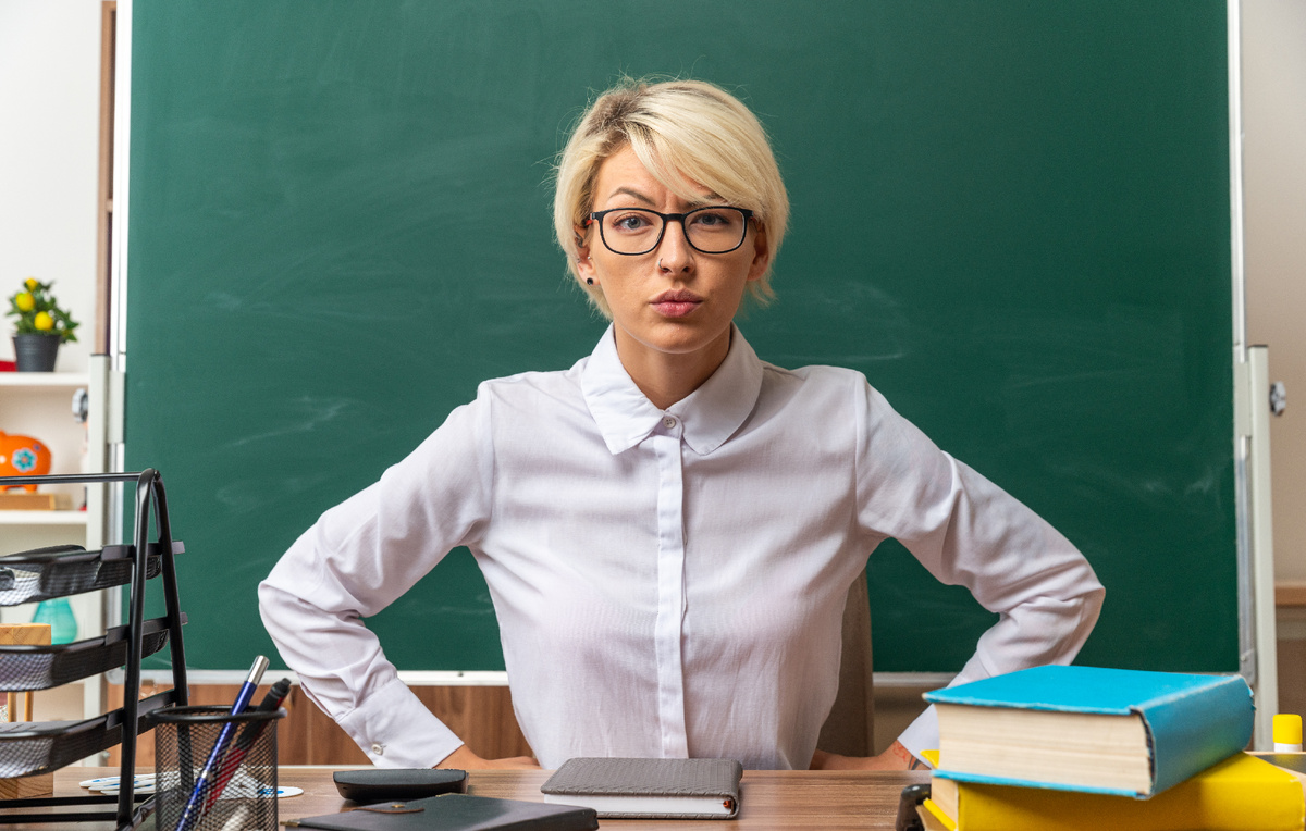 <a href="https://ru.freepik.com/free-photo/strict-young-blonde-female-teacher-wearing-glasses-sitting-desk-with-school-supplies-classroom-keeping-hands-waist-looking-front_17230439.htm">Изображение от stockking на Freepik</a>