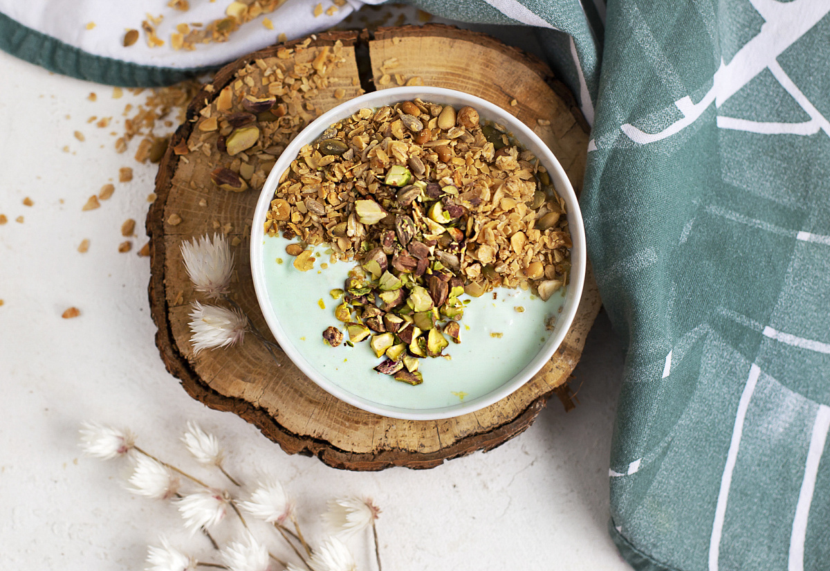 Хрустящая ореховая гранола с греческим йогуртом и фисташками
