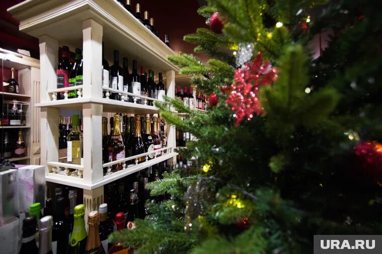 Ряд регионов ввел дополнительные запреты на продажу спиртного в новогодние праздники. Фото: Анна Майорова © URA.RU