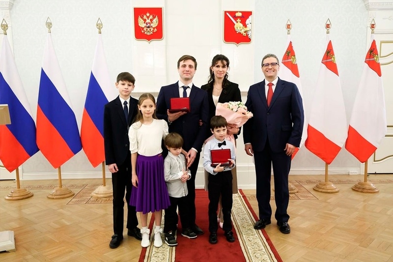    Он поблагодарил награждаемых за вклад в развитие области и страны, поздравил с наступающими праздниками.