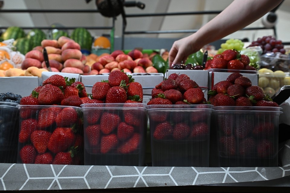    Всего привезли 15 тысяч упаковок ягод. Иван МАКЕЕВ