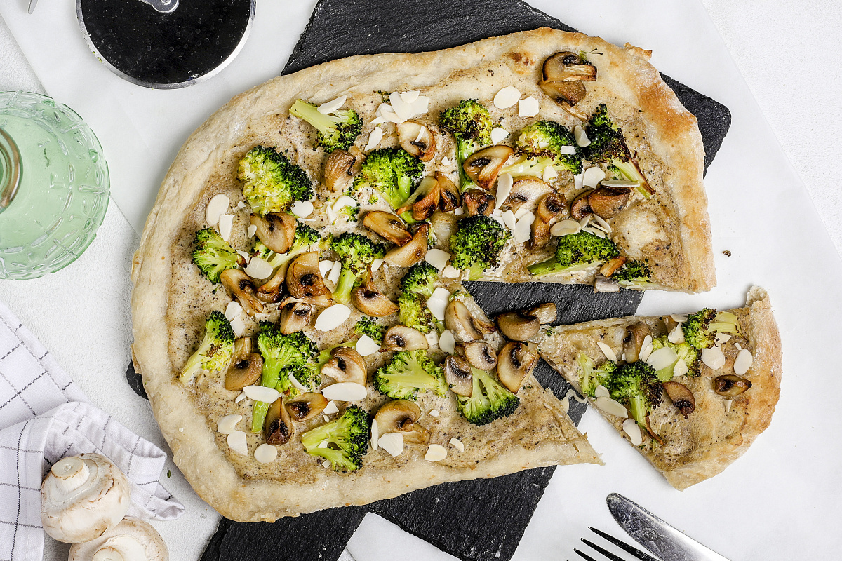 Веганская пицца с брокколи, грибами, тофу и трюфельным кремом