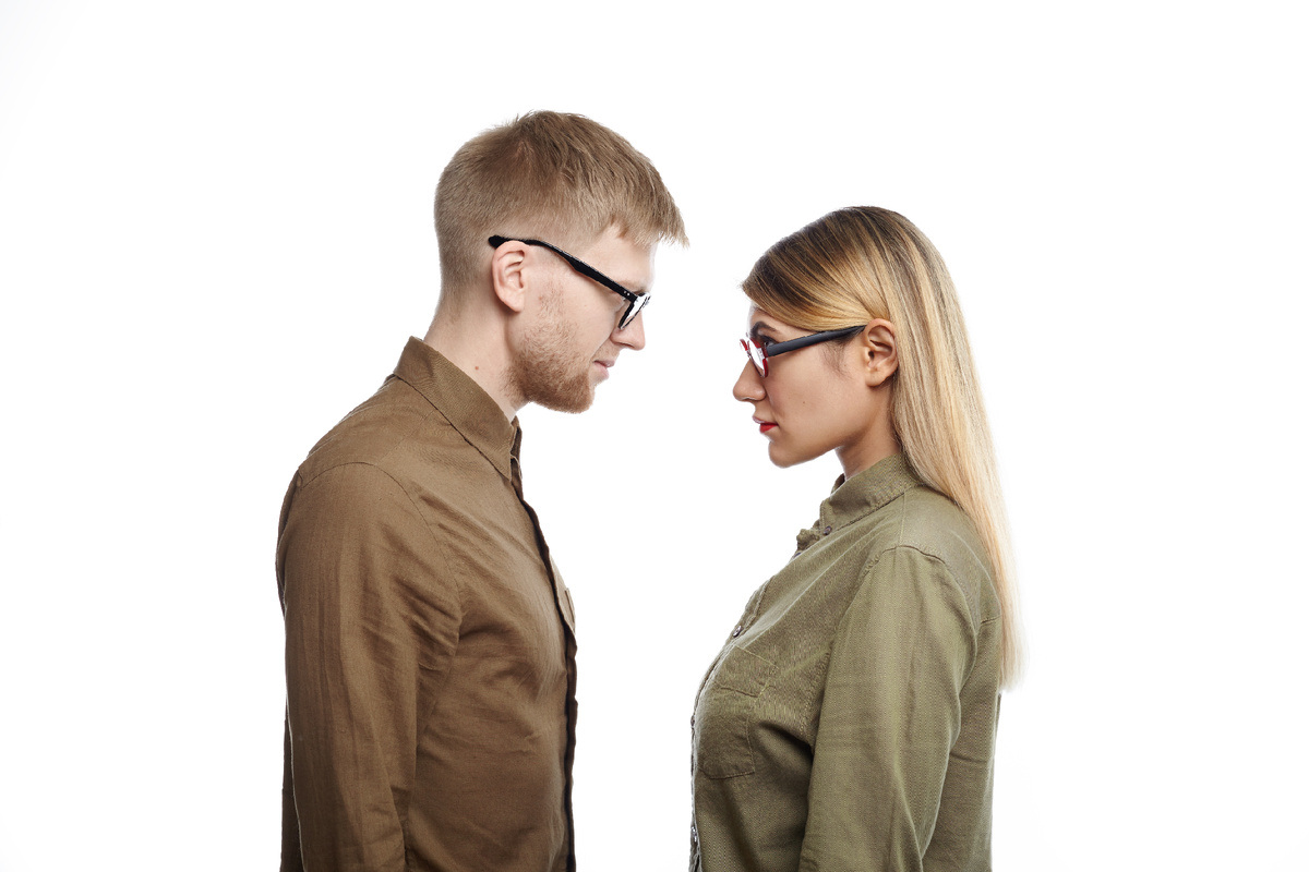 <a href="https://ru.freepik.com/free-photo/unshaven-man-blonde-woman-both-shirts-eyewear-standing-white-wall-looking-each-other-their-looks-postures-expressing-tension-rivalry-competition_11194575.htm">Изображение от shurkin_son на Freepik</a>