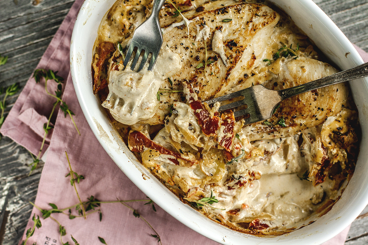 Куриные грудки по-милански с картофелем и вялеными томатами