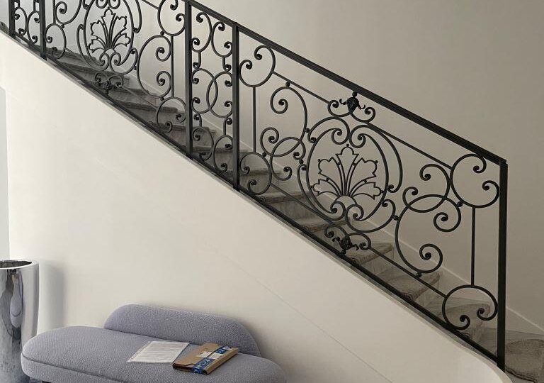 Почему кованые перила выгоднее деревянных, несмотря на более высокую стоимость