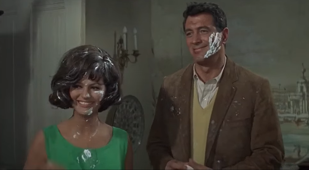 Клаудиа Кардинале и Рок Хадсон сыграли главные роли в фильме "С завязанными глазами". В этом кадре мы видим их после забавной сцены с пеной