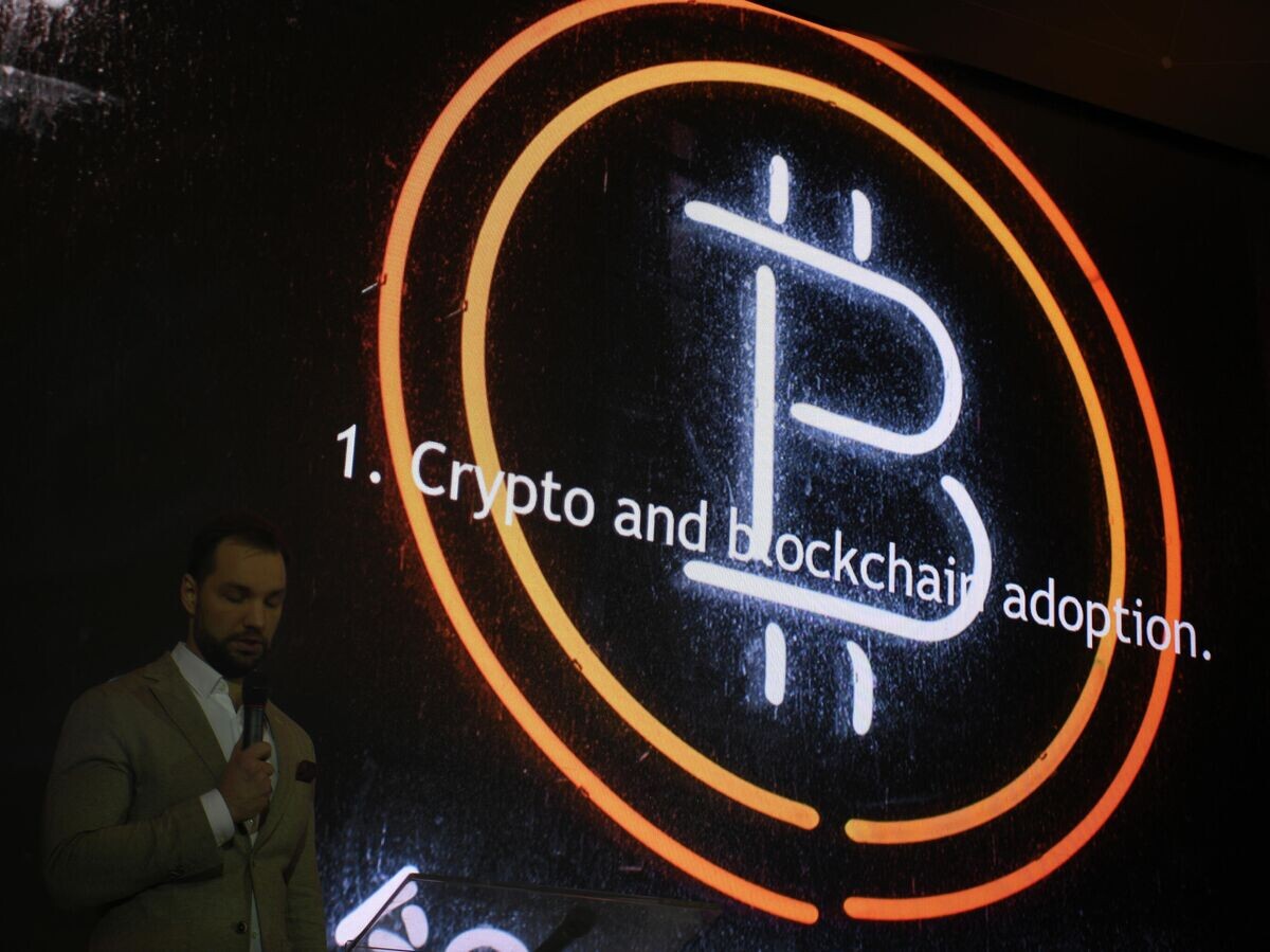    Эмблема криптовалюты биткоин на конференции Russian Blockchain Week 2017 в Москве | © РИА Новости / Евгений Биятов