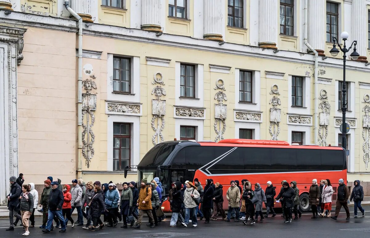     Экскурсия на Дворцовой площади в Санкт-Петербурге. © РИА Новости. Алексей Даничев