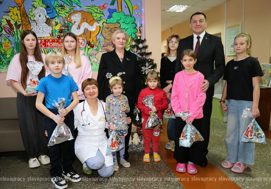     Главное лекарство – внимание: в Копыльской ЦРБ с Новым годом поздравили пациентов педиатрического отделения