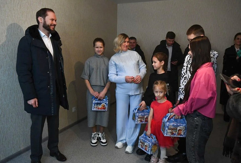    Глава региона и осчастливленная семья. ПТО