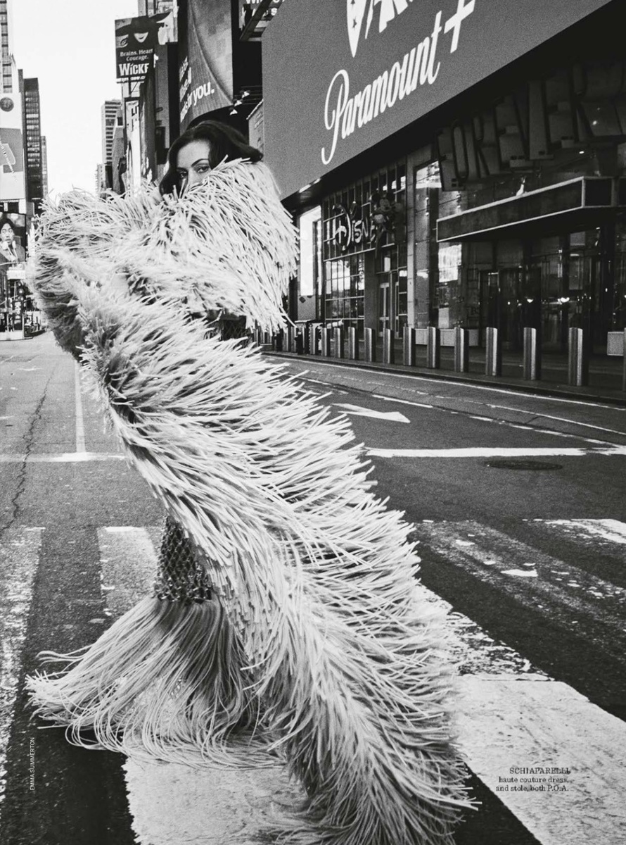 Vogue Australia / June 2025. Фиби Тонкин в Schiaparelli на фоне Нью-Йорка