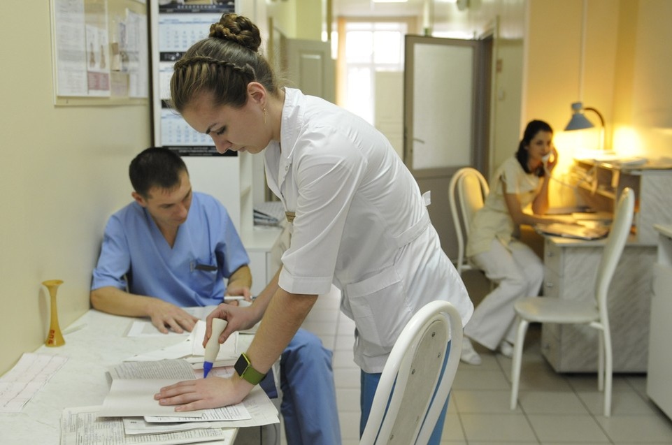    Дежурные врачи будут в каждом медучреждении. Олег РУКАВИЦЫН