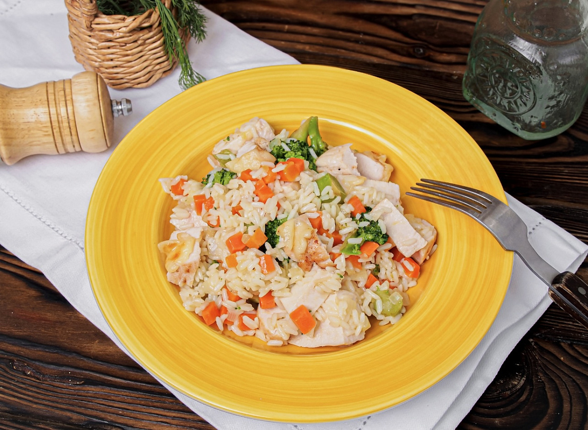 Сырная курочка с томленым рисом и овощами