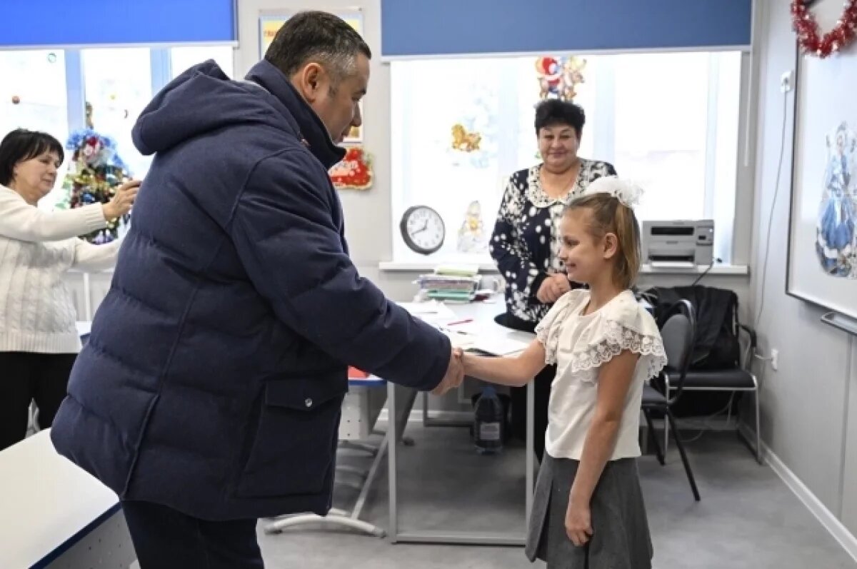    Игорь Руденя вручил в подарок второкласснице из Торжка новый телефон