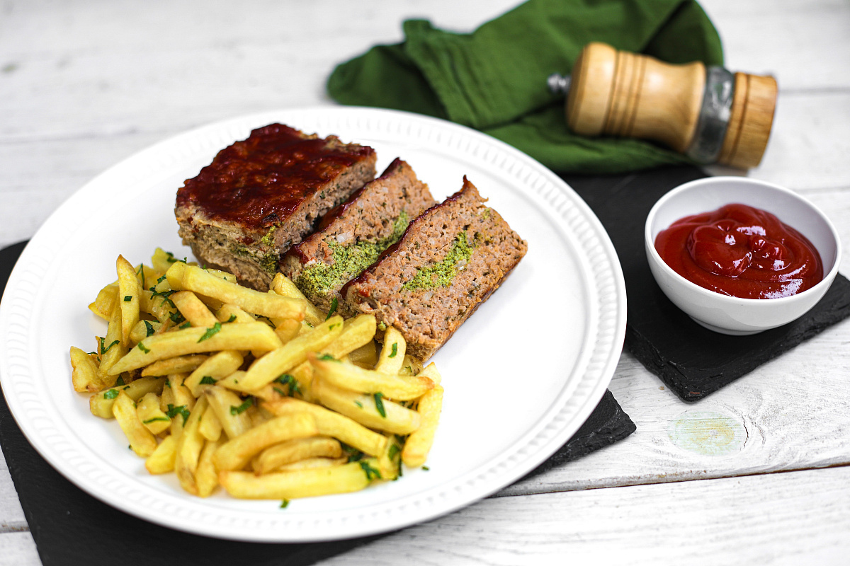 Митлоф из свинины с начинкой из шпината и картофелем фри