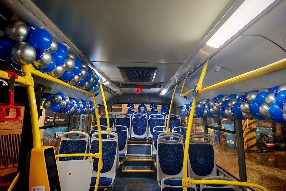    Новогодний автобус первого маршрута украсили светодиодными лентами и фигурными шарами. ПТО