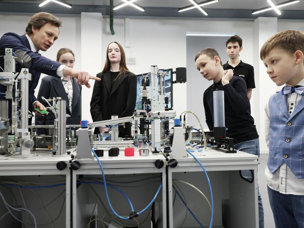    Саша Иванов и Миша Каймаков из Краснодарского края, сестры Маргарита и Вероника Дяченко из ЛНР посещают с экскурсией ВДНХ | © РИА Новости / POOL