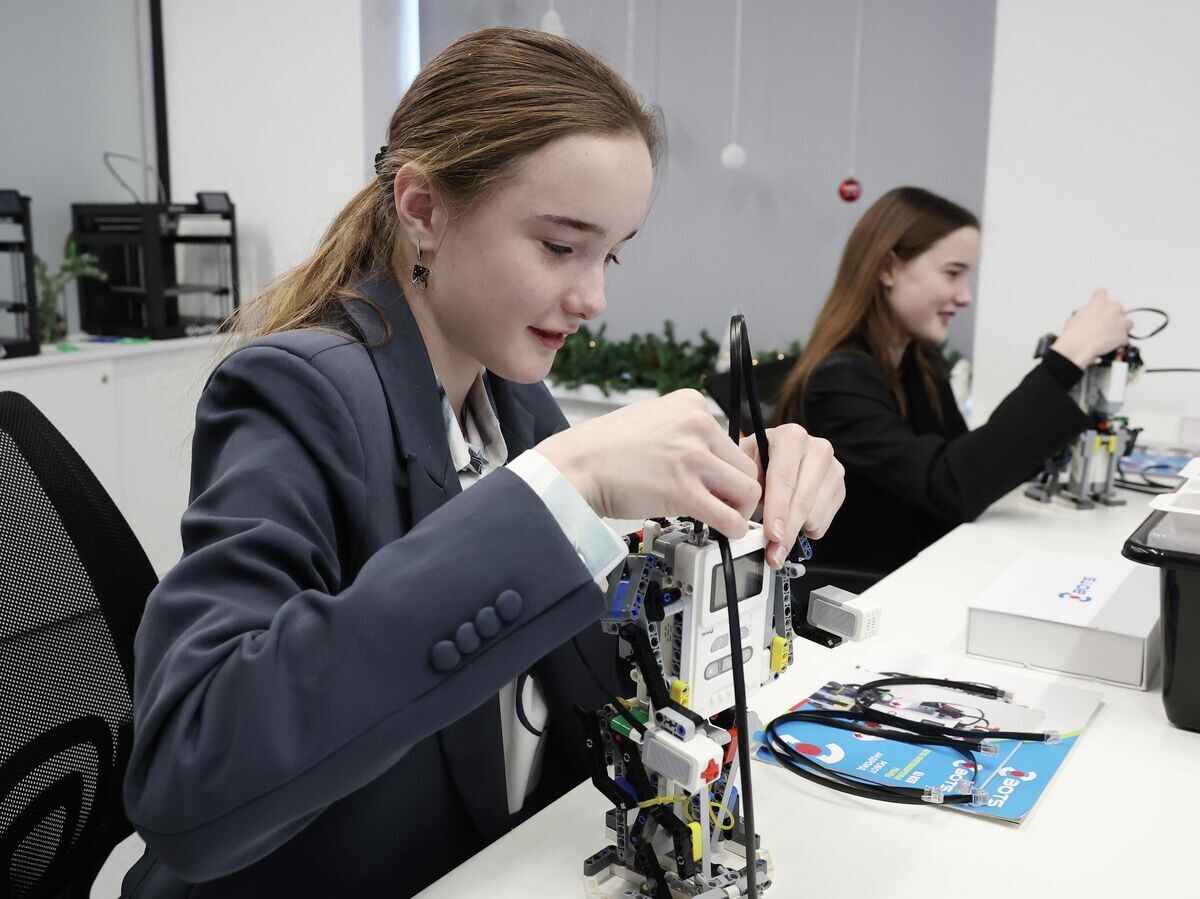    Сестры Маргарита и Вероника Дяченко из ЛНР посещают с экскурсией ВДНХ | © РИА Новости / POOL