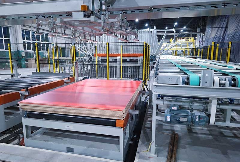 Производитель древесных плит в Вологодской области тестирует новую линию ламинирования