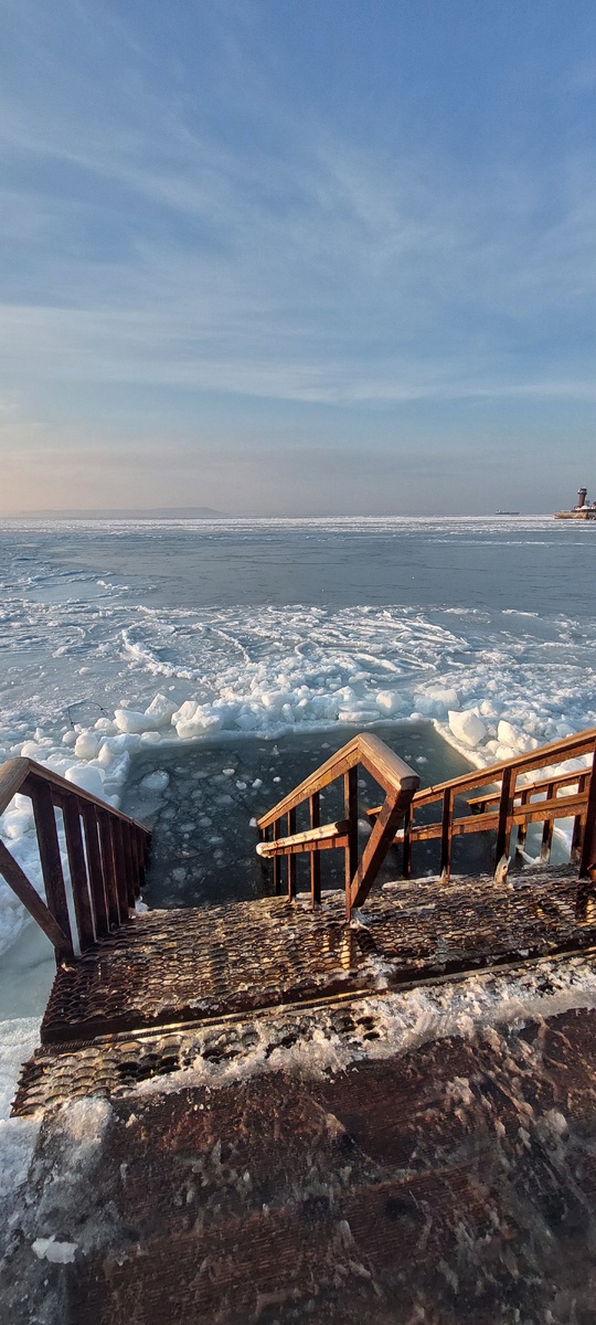 Море заковано льдом, но всё равно оно могучее и величественное. Так и нам перемены только на пользу 👌