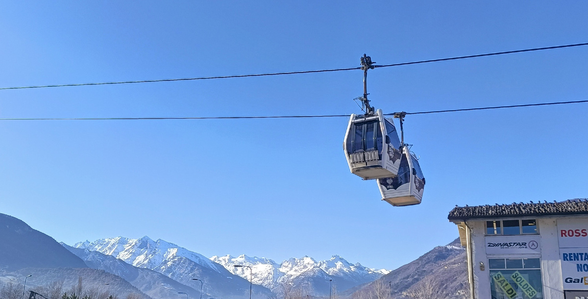 Гондолы , поднимающие на станцию Pila. Valle d'Aosta.Итальянские Альпы. Фото автора 