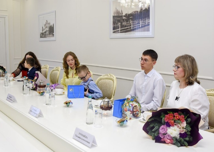     Курский губернатор исполнил новогодние мечты трёх участников «Ёлки желаний»