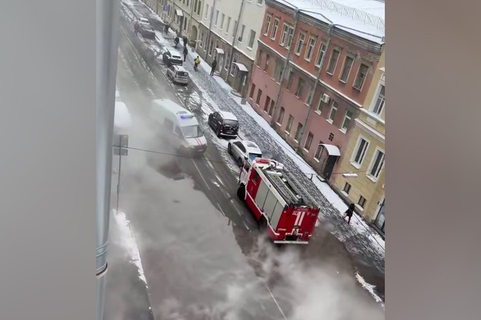    Трубу прорвало в центре Петербурга. Фото: t.me/pitertop