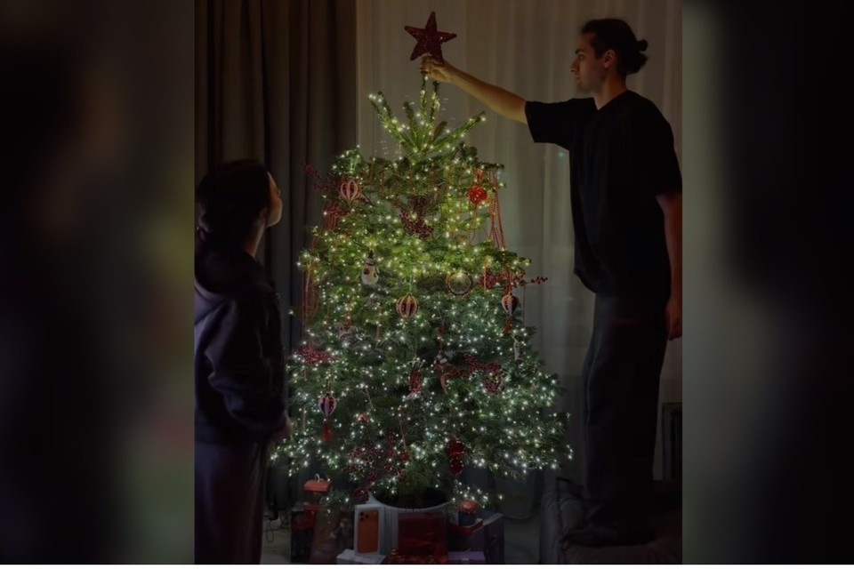    Олег Шепс украсил новогоднюю елку вместе со своей девушкой фото: социальные сети Полины Еременко