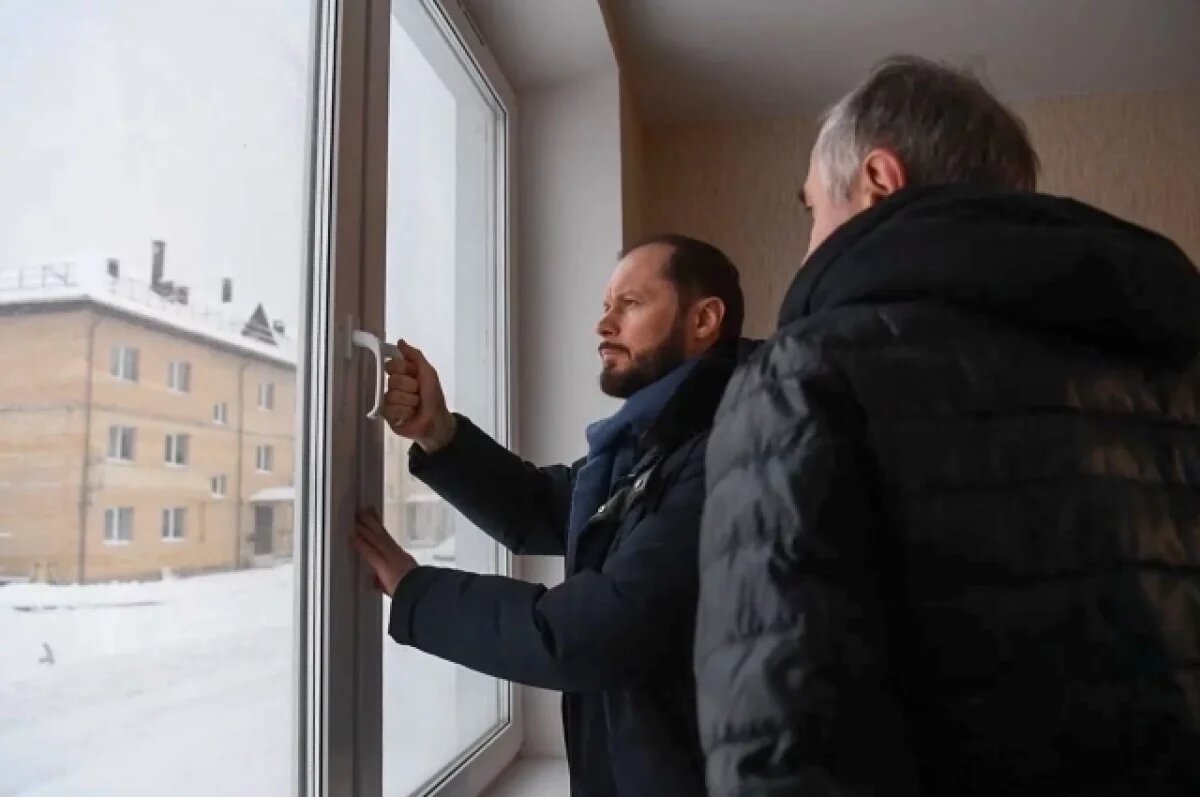    Виталий Королев вручил многодетной семье ключи от нового жилья