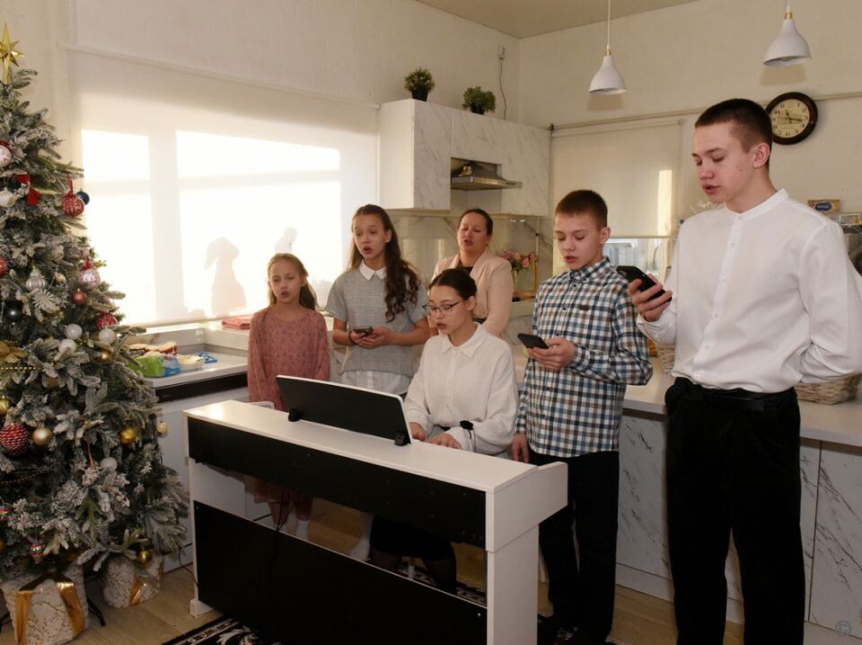    Вячеслав Франк в гостях у семьи Брит. Источник: Barnaul.org