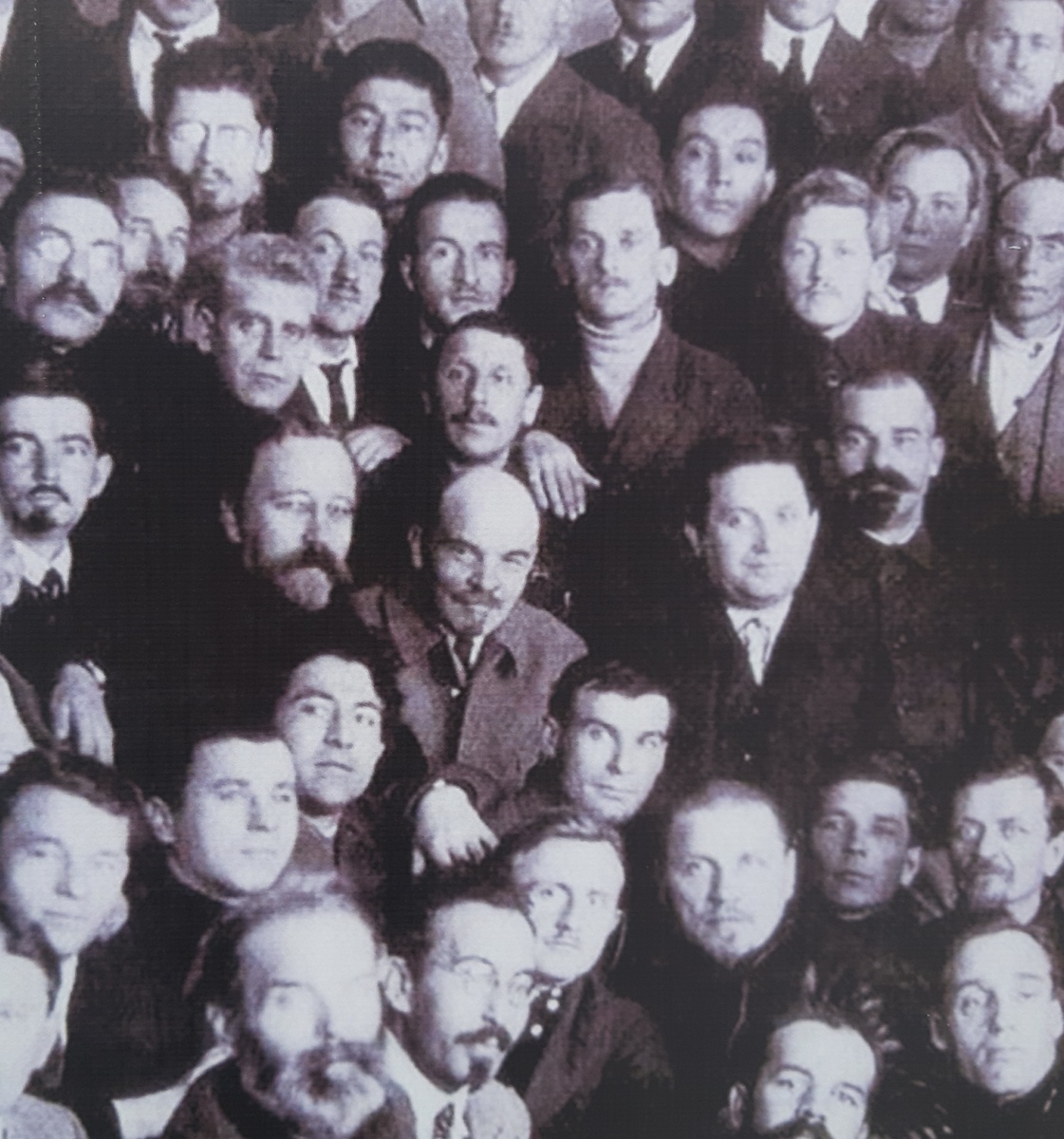 Умар Алиев совсем рядом с В.И. Лениным (чуть левее и ниже). Участники IV сессии ВЦИК РСФСР  IX созыва во главе с В.И. Лениным.