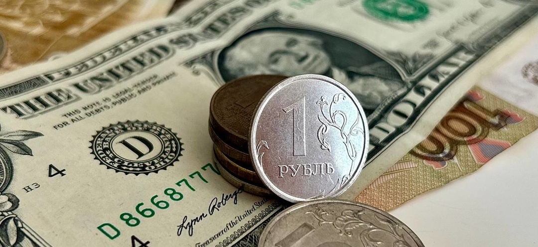 Эксперт оценил риски обвала рубля до 120 за доллар в 2026 году