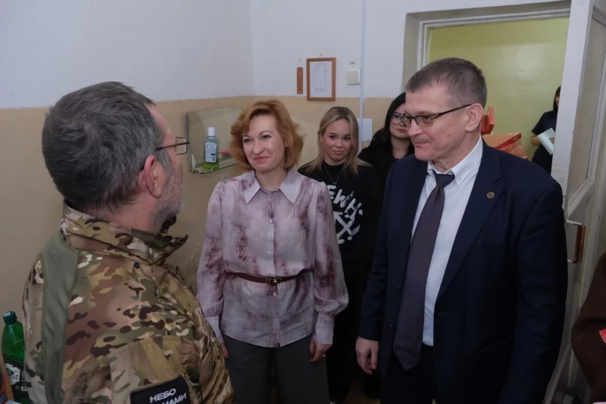    Новогодние подарки вручили участникам СВО в нижегородском военном госпитале