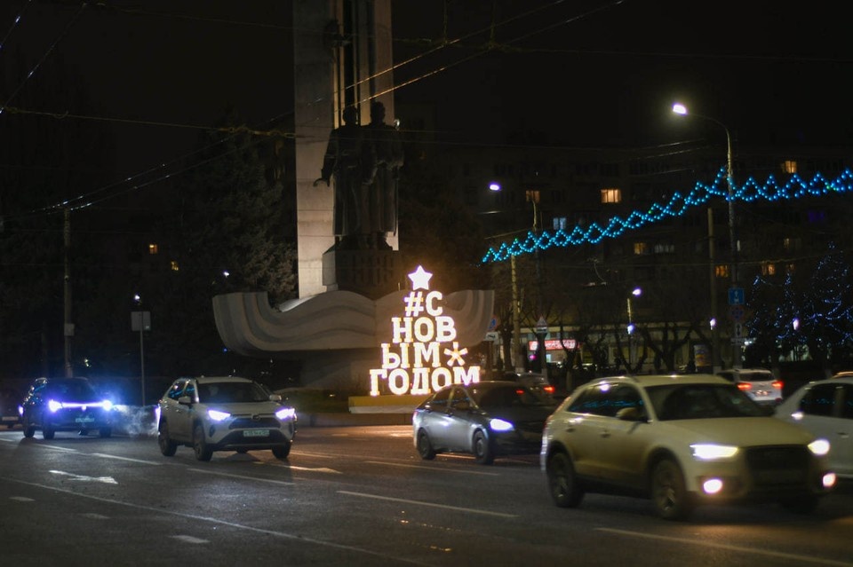    Работа с должниками не прекращается даже в праздники. Геннадий БИСЕНОВ