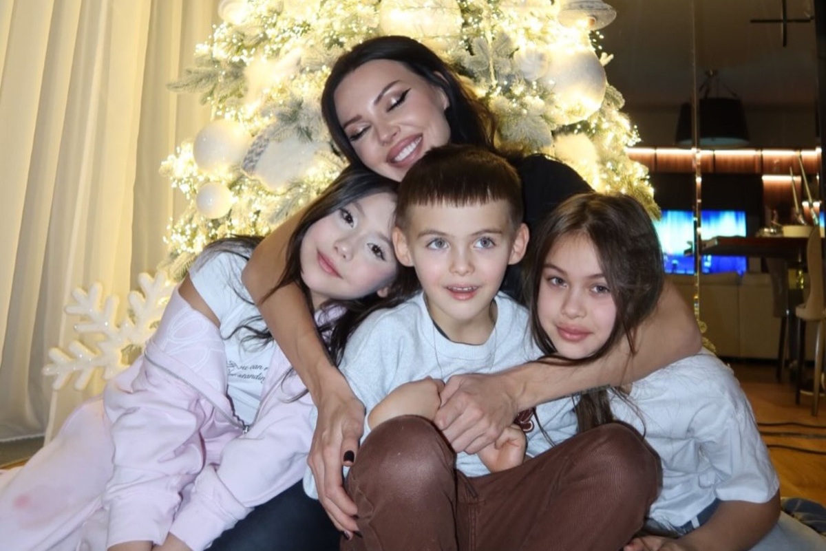     «Пусть всё плохое останется в 2025-м!»: Оксана Самойлова впервые устроила новогоднюю съемку без Джигана и Ариелы