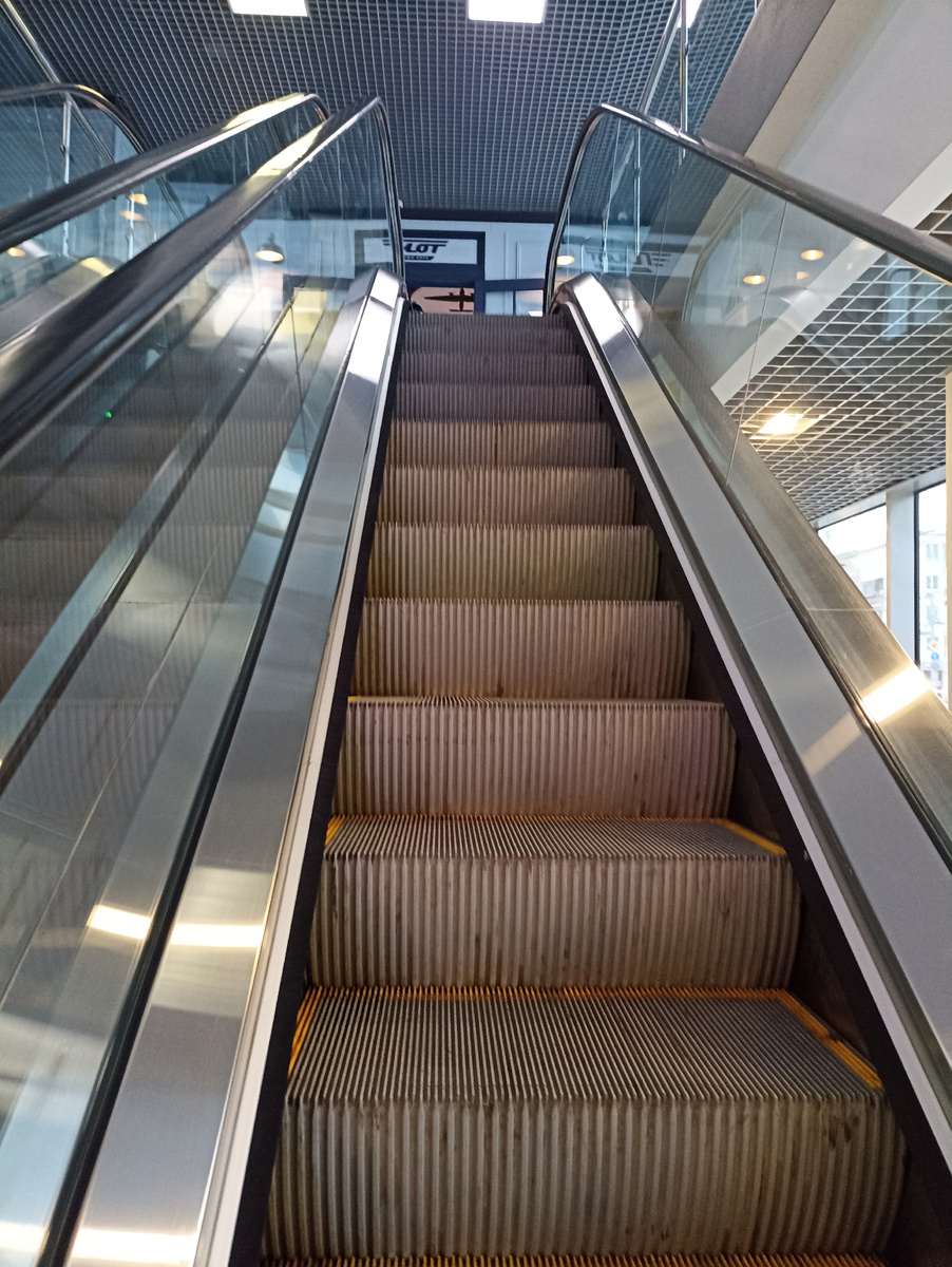 От эскалатора налево и прямо, потом за угол и мы на месте